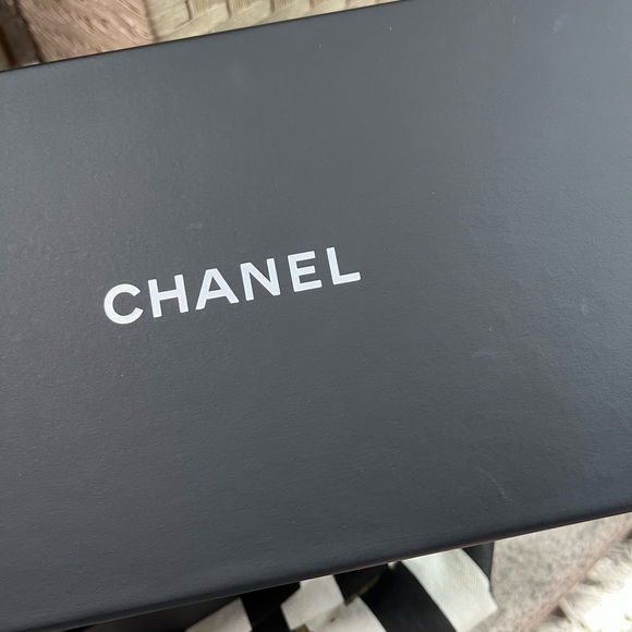 Chanel black/white leather wallet/bag with long chain original packaging - Picture 9 of 13